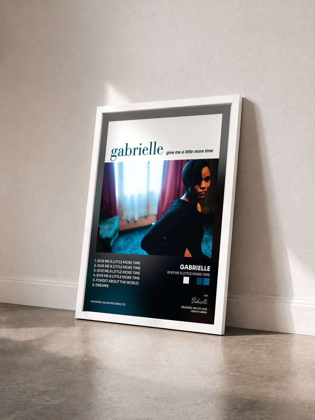 #blanc Tableau de l'album Give Me A Little More Time de Gabrielle vu de trois quarts, cadre blanc