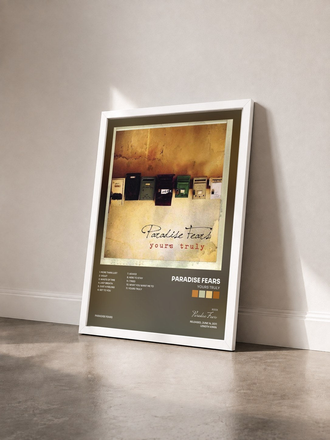#blanc Tableau de l'album Yours Truly de Paradise Fears vu de trois quarts, cadre blanc