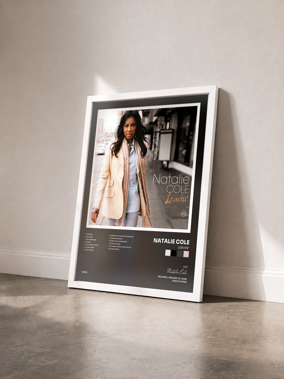 #blanc Tableau de l'album Leavin' de Natalie Cole vu de trois quarts, cadre blanc