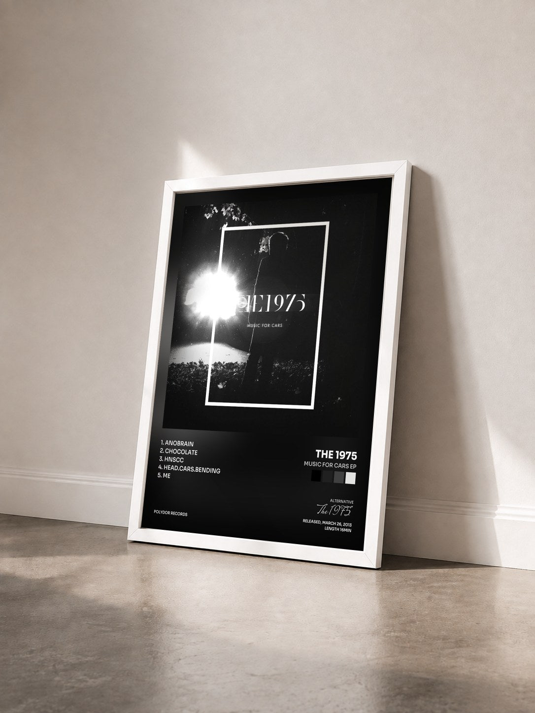 #blanc Tableau de l'album Music For Cars EP de The 1975 vu de trois quarts, cadre blanc