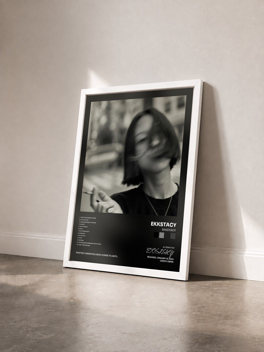 #blanc Tableau de l'album EKKSTACY de EKKSTACY vu de trois quarts, cadre blanc