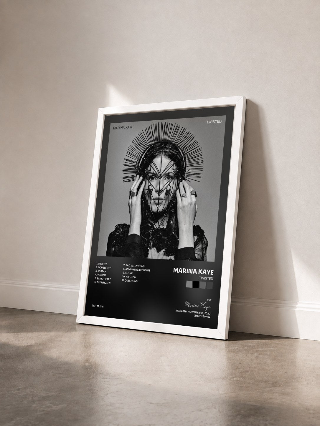 #blanc Tableau de l'album Twisted de Marina Kaye vu de trois quarts, cadre blanc