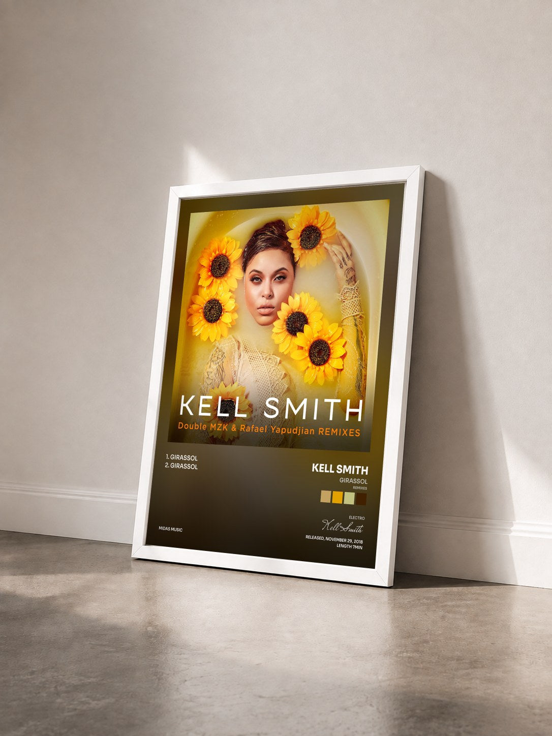 #blanc Tableau de l'album Girassol (Remixes) de Kell Smith vu de trois quarts, cadre blanc
