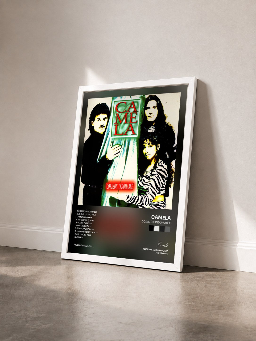 #blanc Tableau de l'album Corazón Indomable de Camela vu de trois quarts, cadre blanc