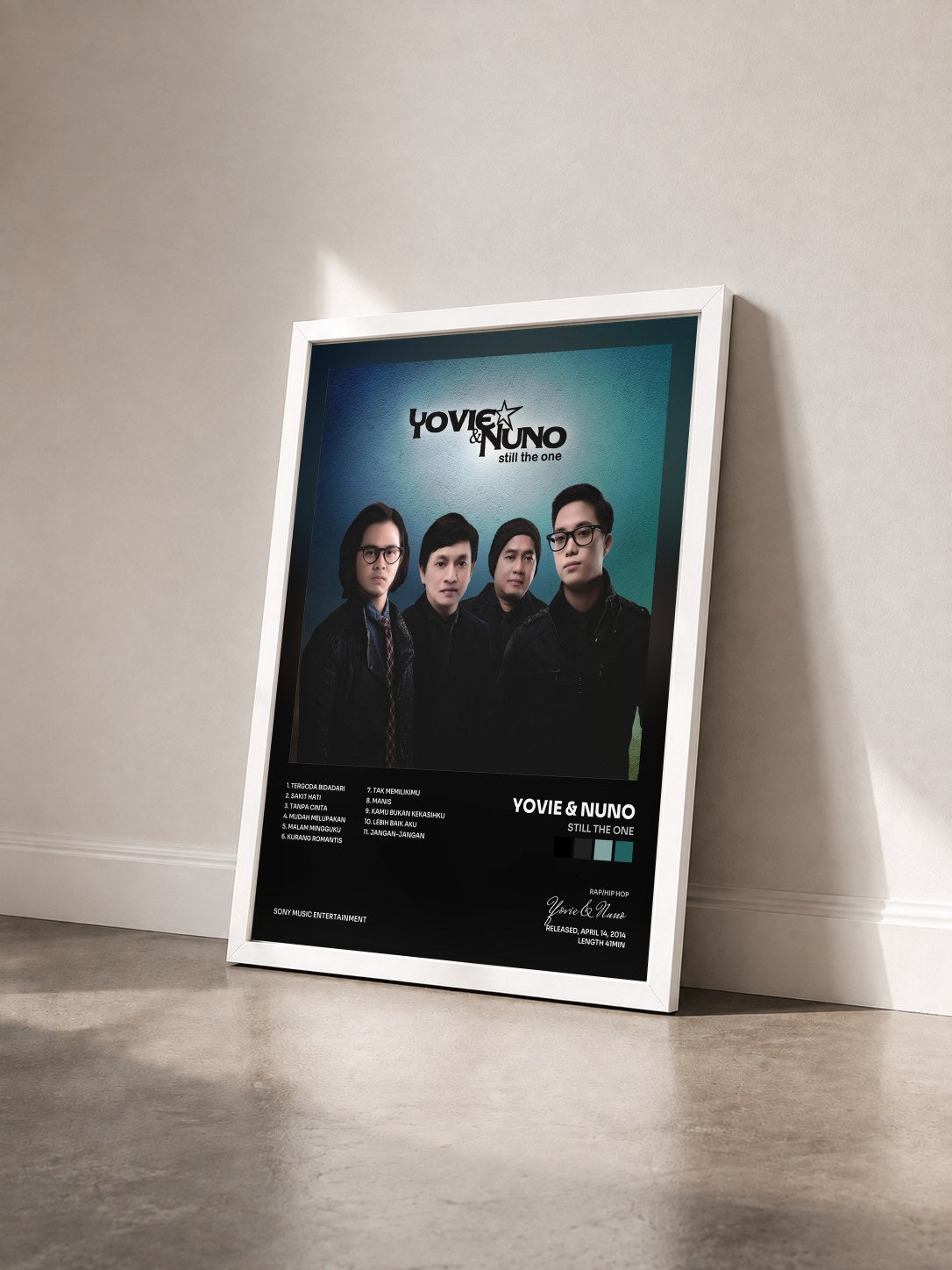 #blanc Tableau de l'album Still The One de Yovie & Nuno vu de trois quarts, cadre blanc