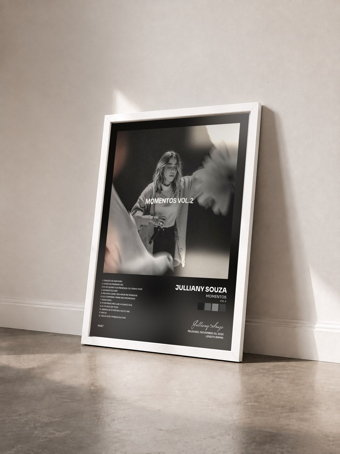 #blanc Tableau de l'album Momentos (Vol. 2) de Julliany Souza vu de trois quarts, cadre blanc