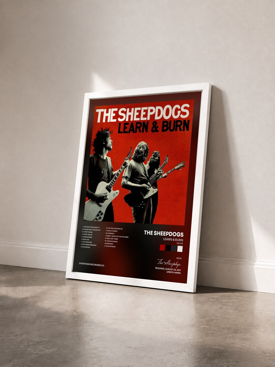 #blanc Tableau de l'album Learn & Burn (Deluxe) de The Sheepdogs vu de trois quarts, cadre blanc