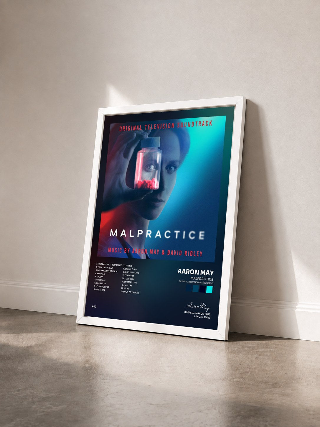 #blanc Tableau de l'album Malpractice (Original Television Soundtrack) de Aaron May vu de trois quarts, cadre blanc