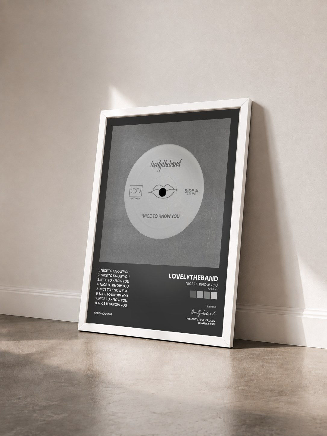 #blanc Tableau de l'album nice to know you (versions) de lovelytheband vu de trois quarts, cadre blanc
