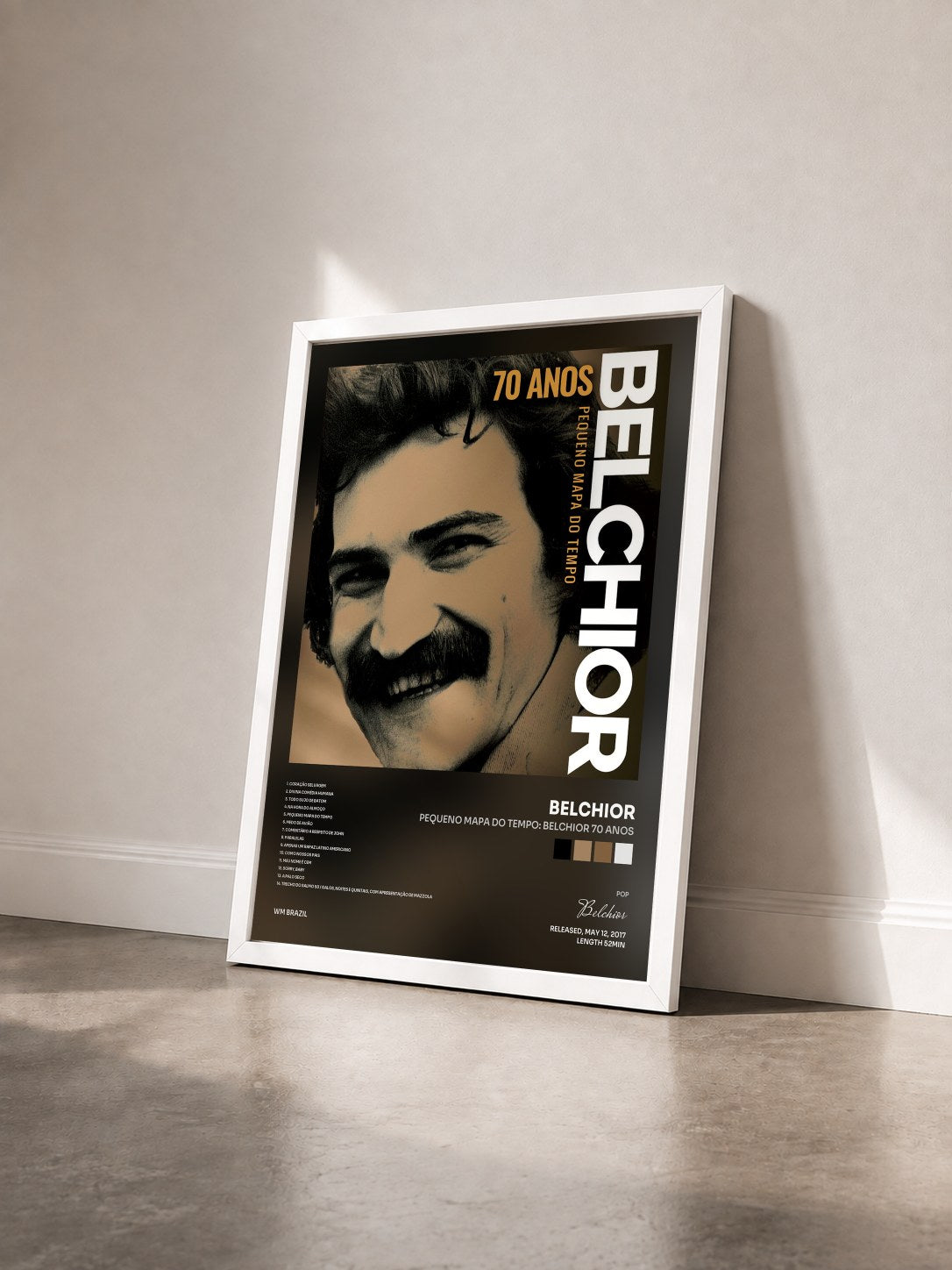 #blanc Tableau de l'album Pequeno mapa do tempo: Belchior 70 anos de Belchior vu de trois quarts, cadre blanc