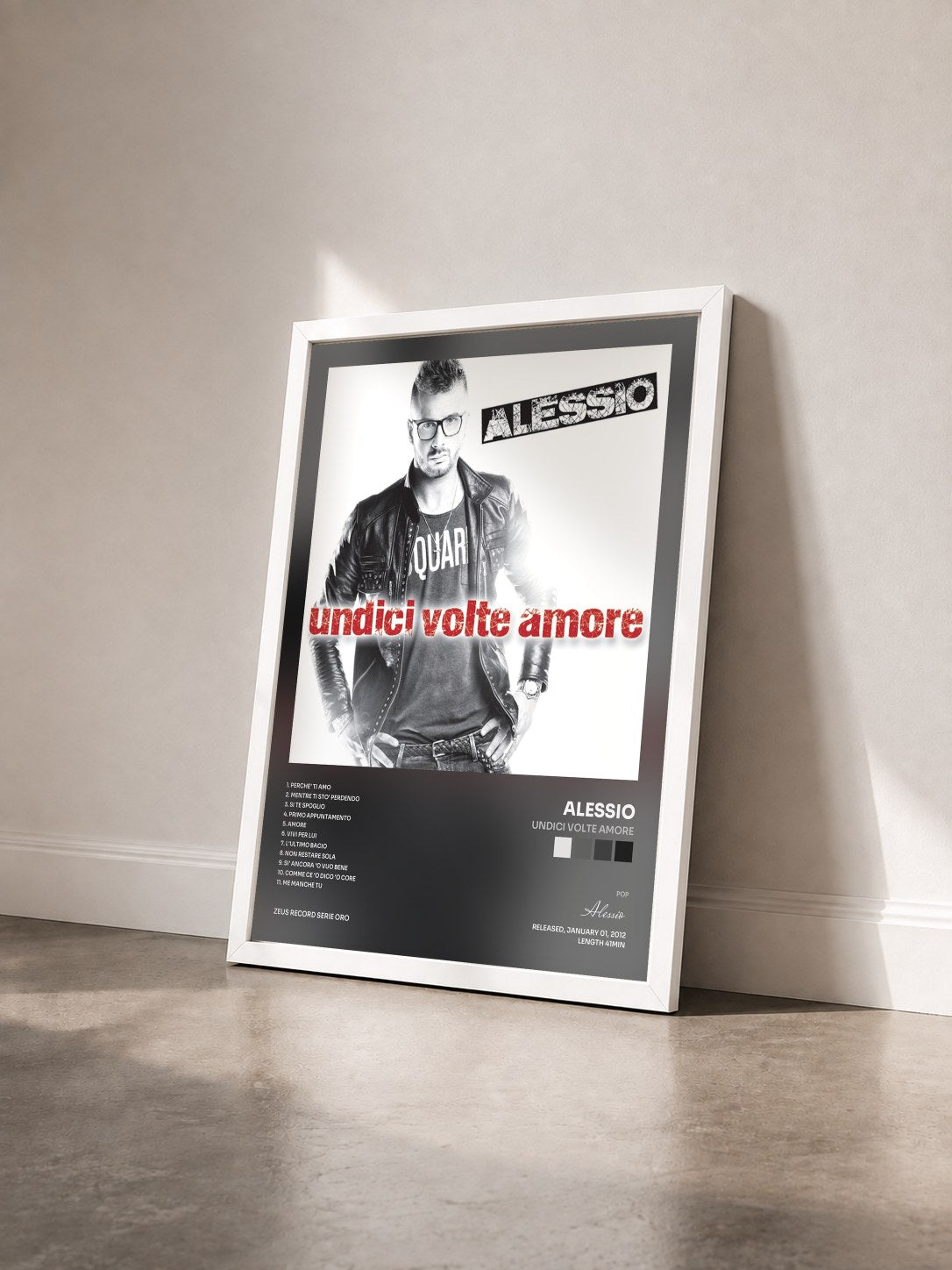 #blanc Tableau de l'album Undici volte amore de Alessio vu de trois quarts, cadre blanc