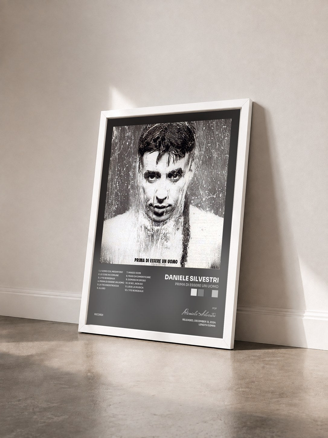#blanc Tableau de l'album Prima Di Essere Un Uomo de Daniele Silvestri vu de trois quarts, cadre blanc