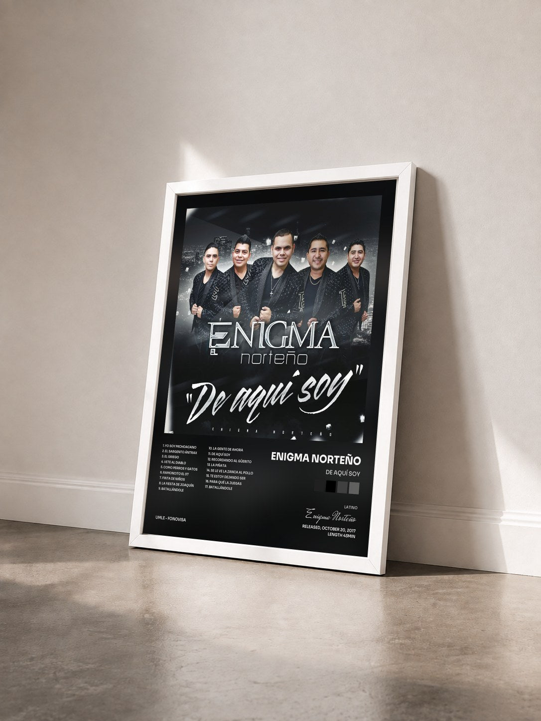 #blanc Tableau de l'album De Aquí Soy de Enigma Norteño vu de trois quarts, cadre blanc