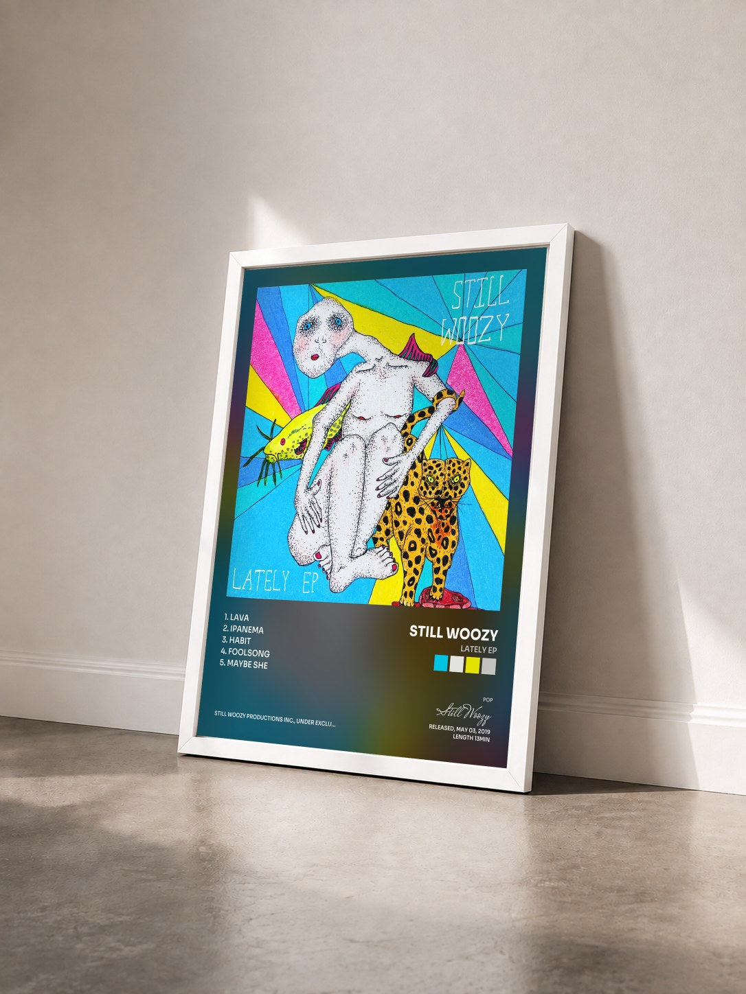 #blanc Tableau de l'album Lately EP de Still Woozy vu de trois quarts, cadre blanc