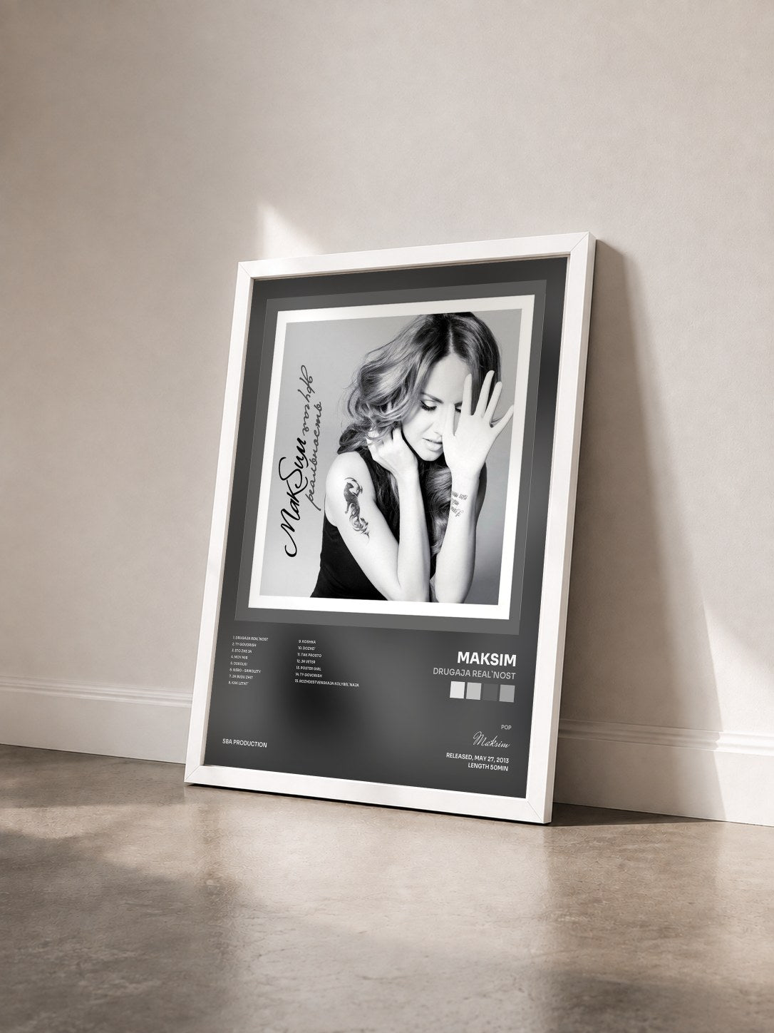 #blanc Tableau de l'album Drugaja Real`nost de Maksim vu de trois quarts, cadre blanc