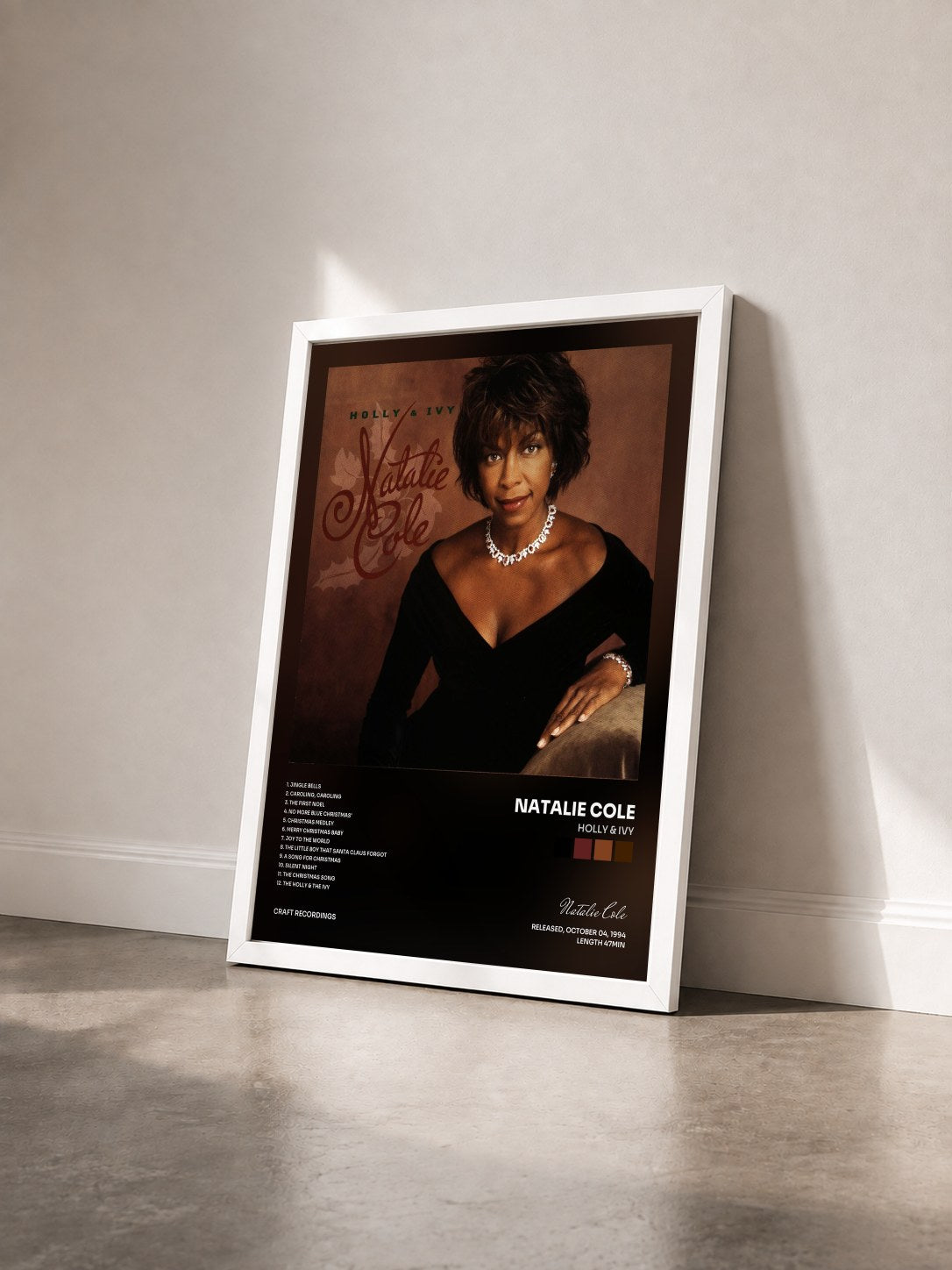 #blanc Tableau de l'album Holly & Ivy de Natalie Cole vu de trois quarts, cadre blanc