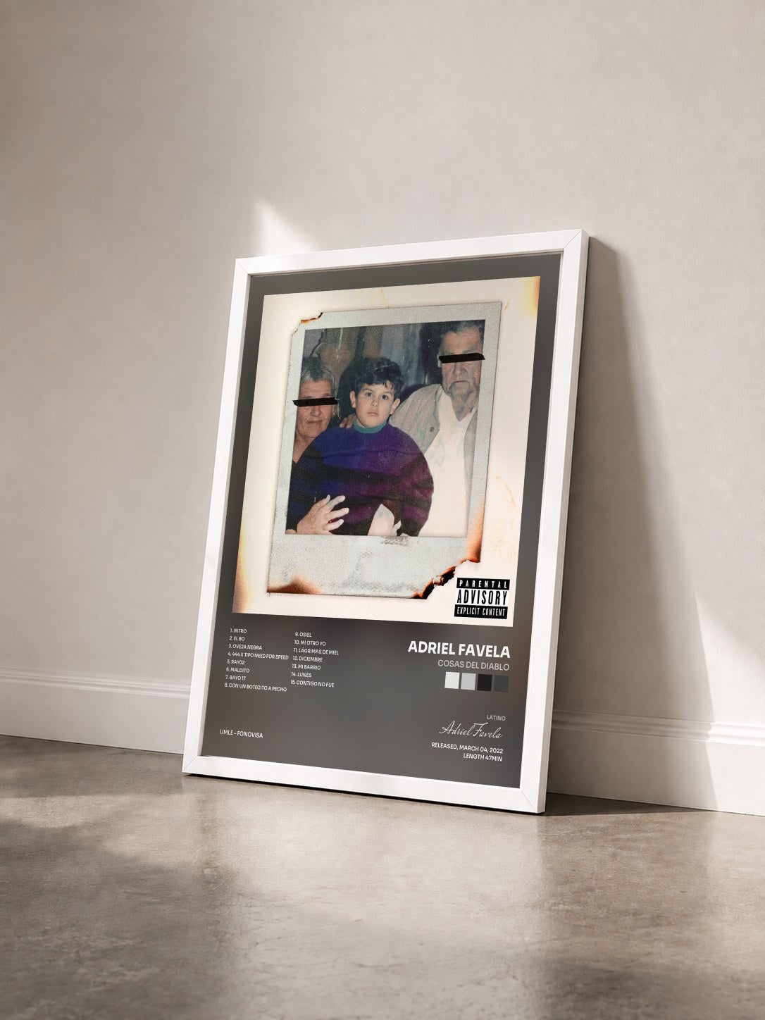 #blanc Tableau de l'album Cosas Del Diablo de Adriel Favela vu de trois quarts, cadre blanc