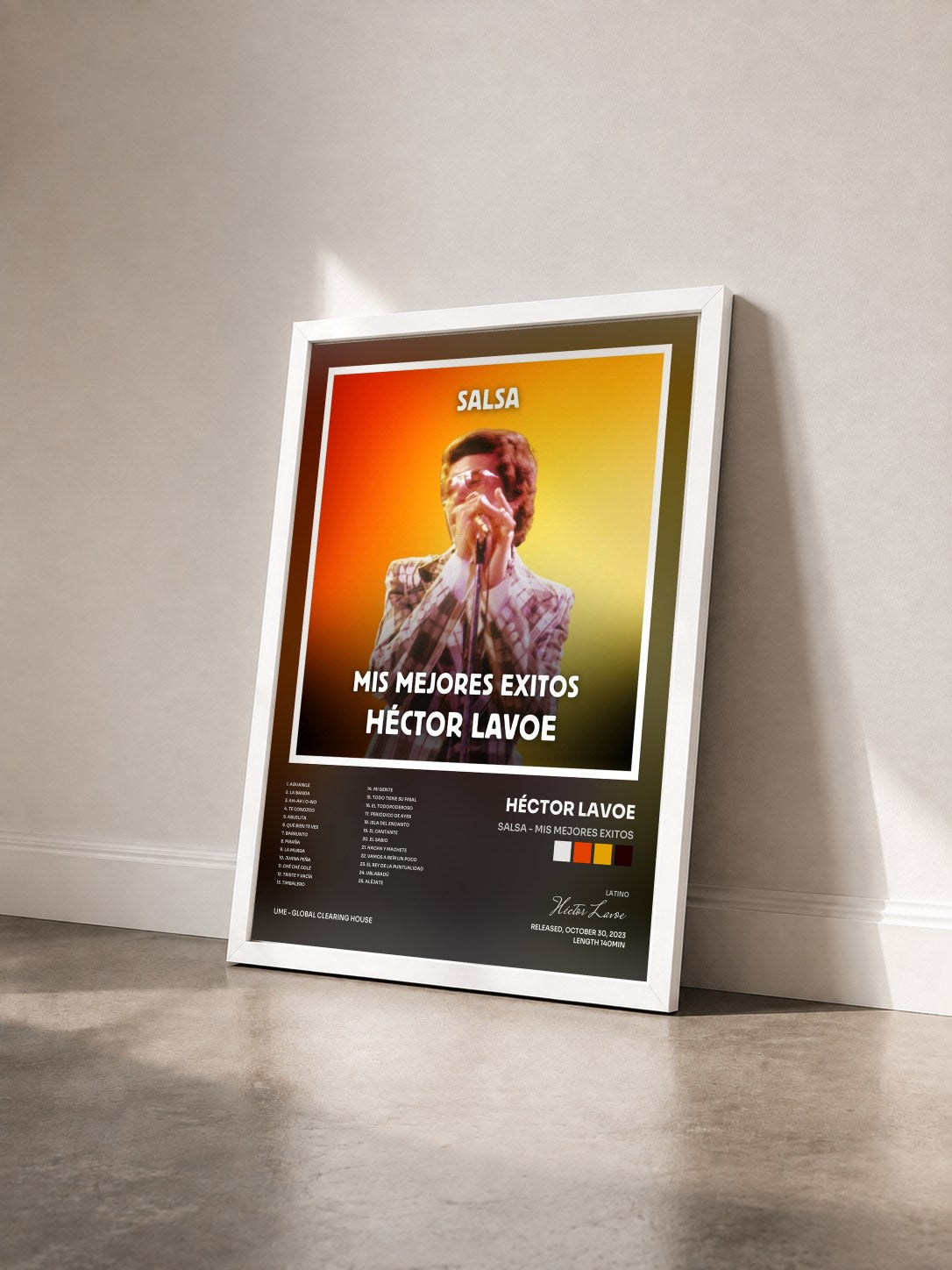 #blanc Tableau de l'album Salsa - Mis Mejores Exitos de Héctor Lavoe vu de trois quarts, cadre blanc