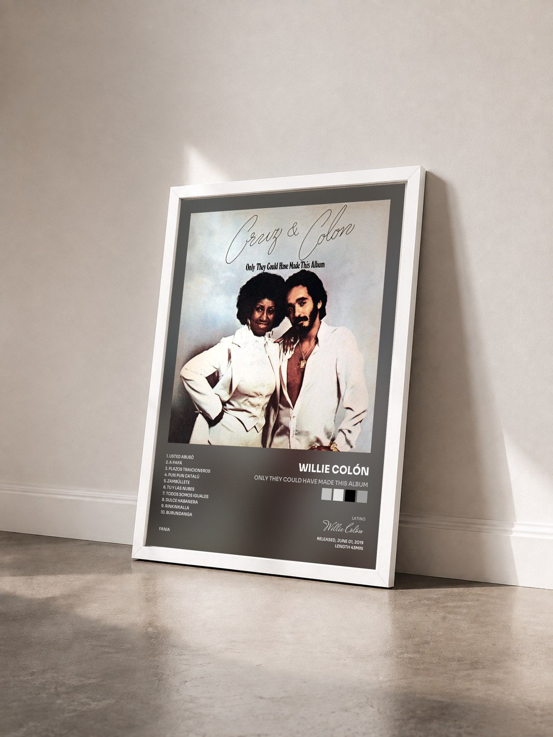 #blanc Tableau de l'album Only They Could Have Made This Album de Willie Colón vu de trois quarts, cadre blanc