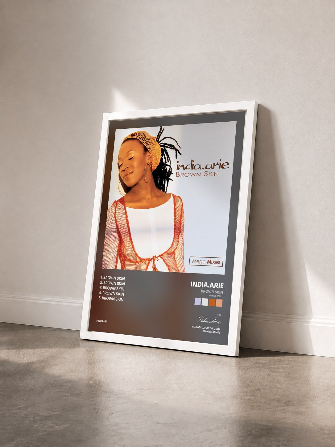 #blanc Tableau de l'album Brown Skin (Dance Remix) de India.Arie vu de trois quarts, cadre blanc