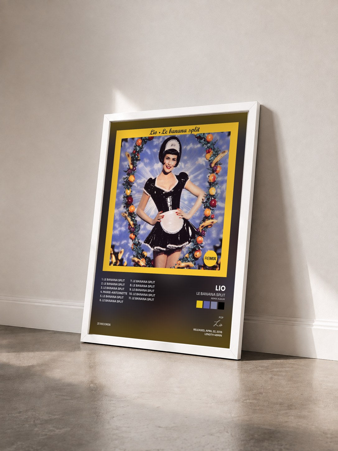#blanc Tableau de l'album Le Banana Split (Remix Album) de Lio vu de trois quarts, cadre blanc