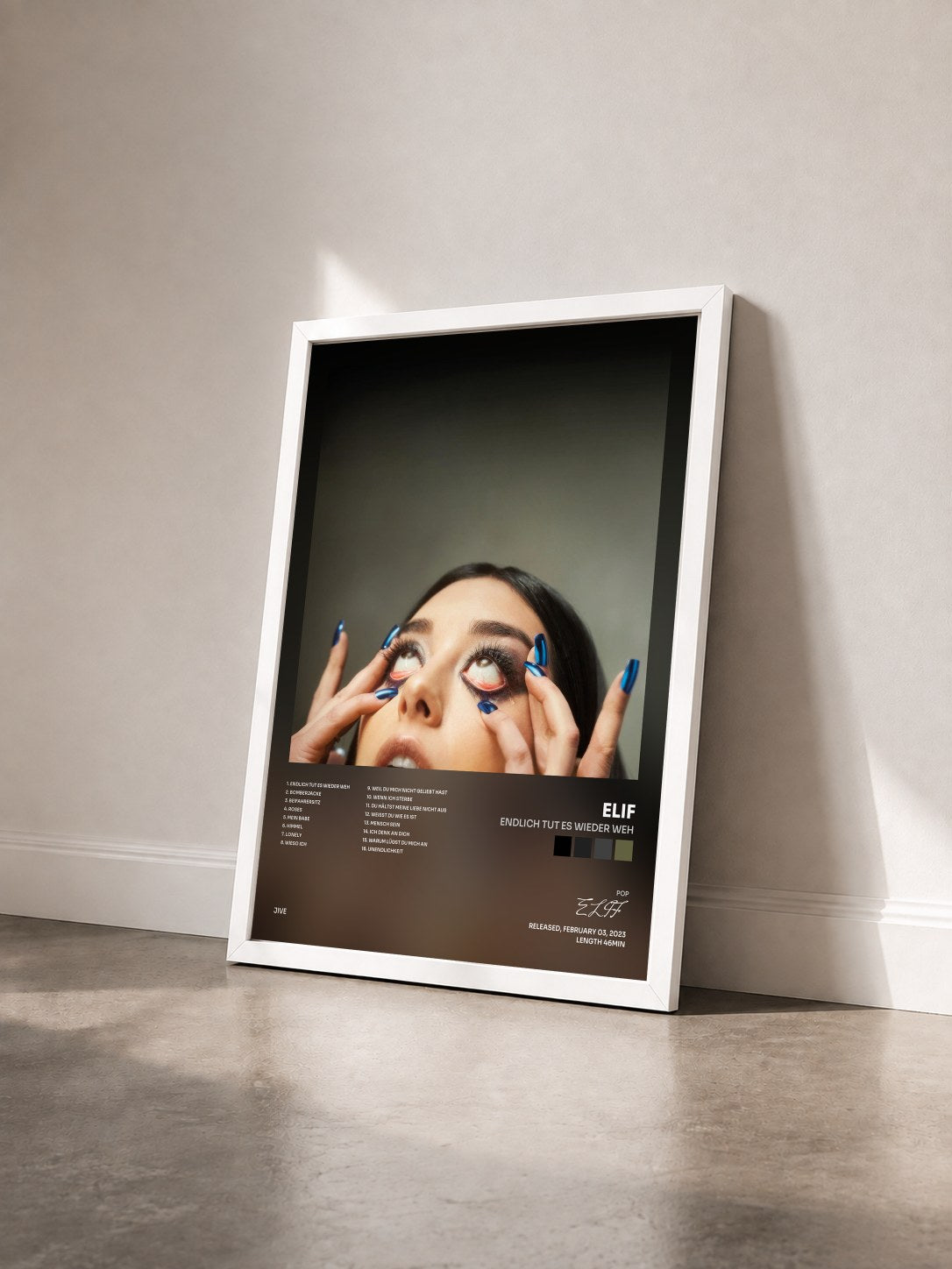 #blanc Tableau de l'album ENDLICH TUT ES WIEDER WEH de ELIF vu de trois quarts, cadre blanc
