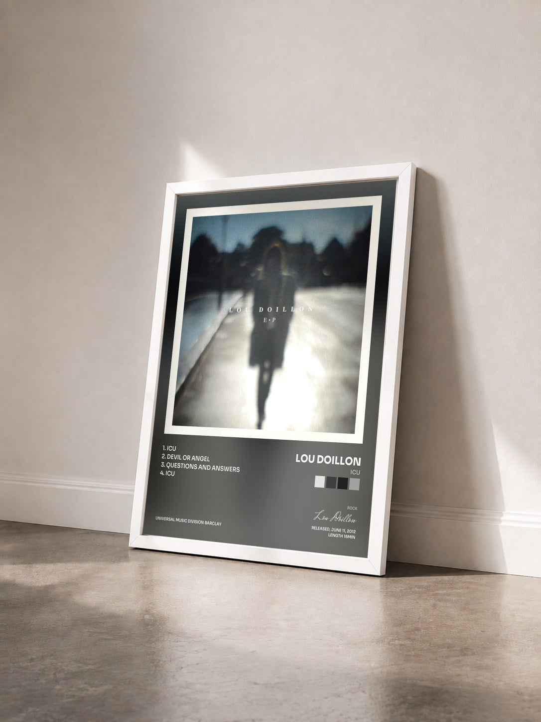 #blanc Tableau de l'album ICU de Lou Doillon vu de trois quarts, cadre blanc