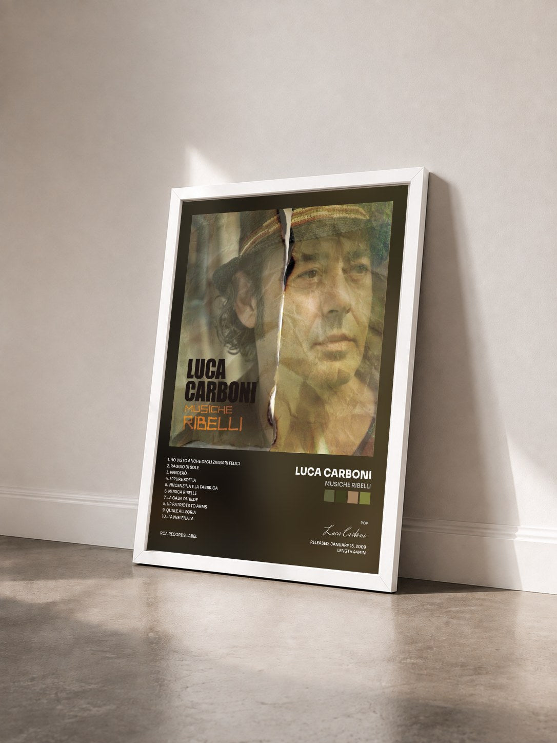 #blanc Tableau de l'album Musiche Ribelli de Luca Carboni vu de trois quarts, cadre blanc