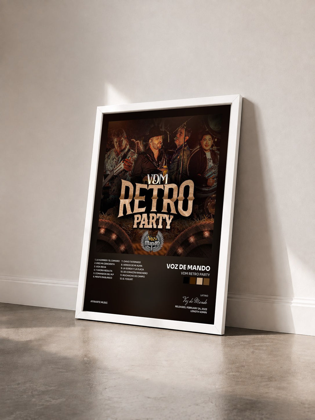 #blanc Tableau de l'album VDM Retro Party de Voz de Mando vu de trois quarts, cadre blanc