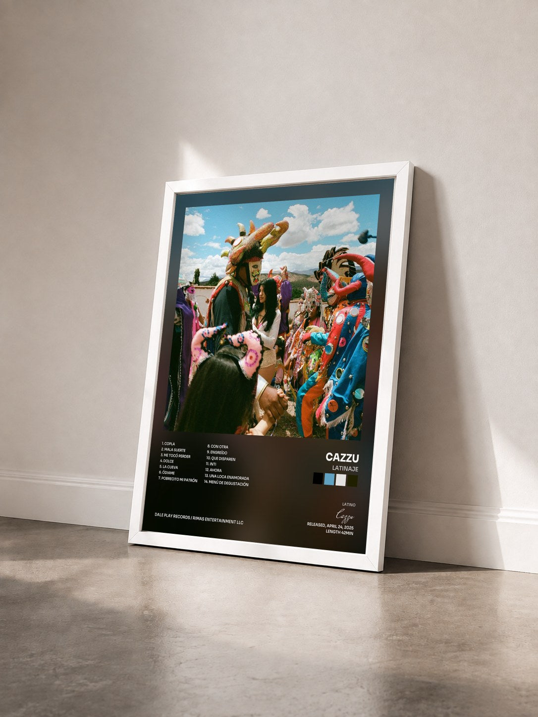 #blanc Tableau de l'album Latinaje de Cazzu vu de trois quarts, cadre blanc