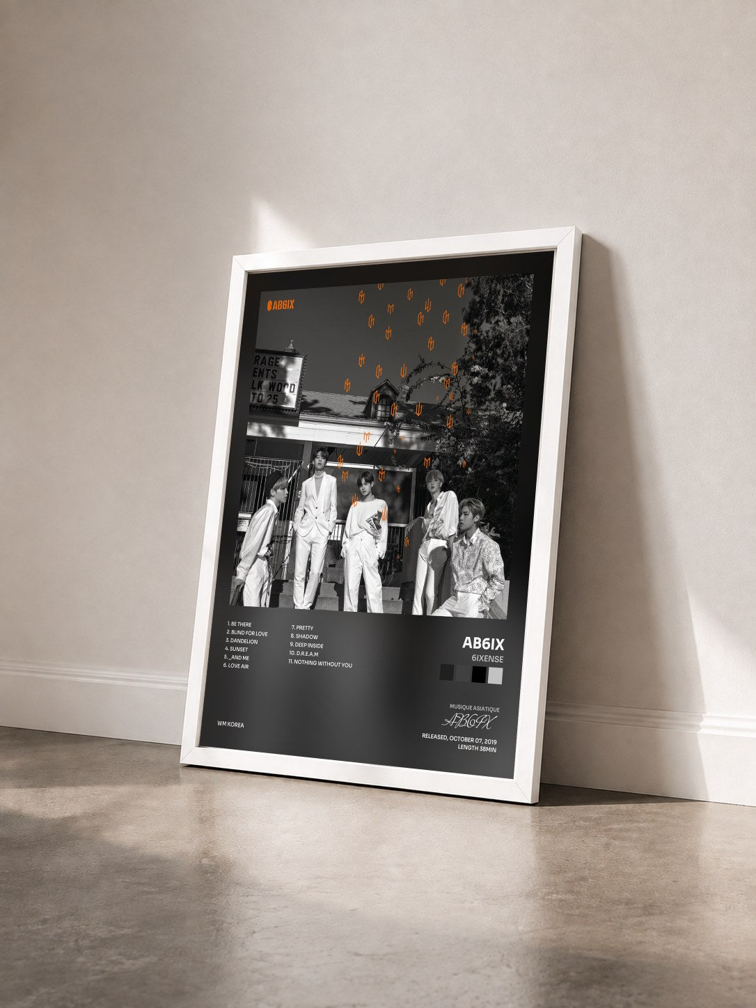 #blanc Tableau de l'album 6IXENSE de AB6IX vu de trois quarts, cadre blanc