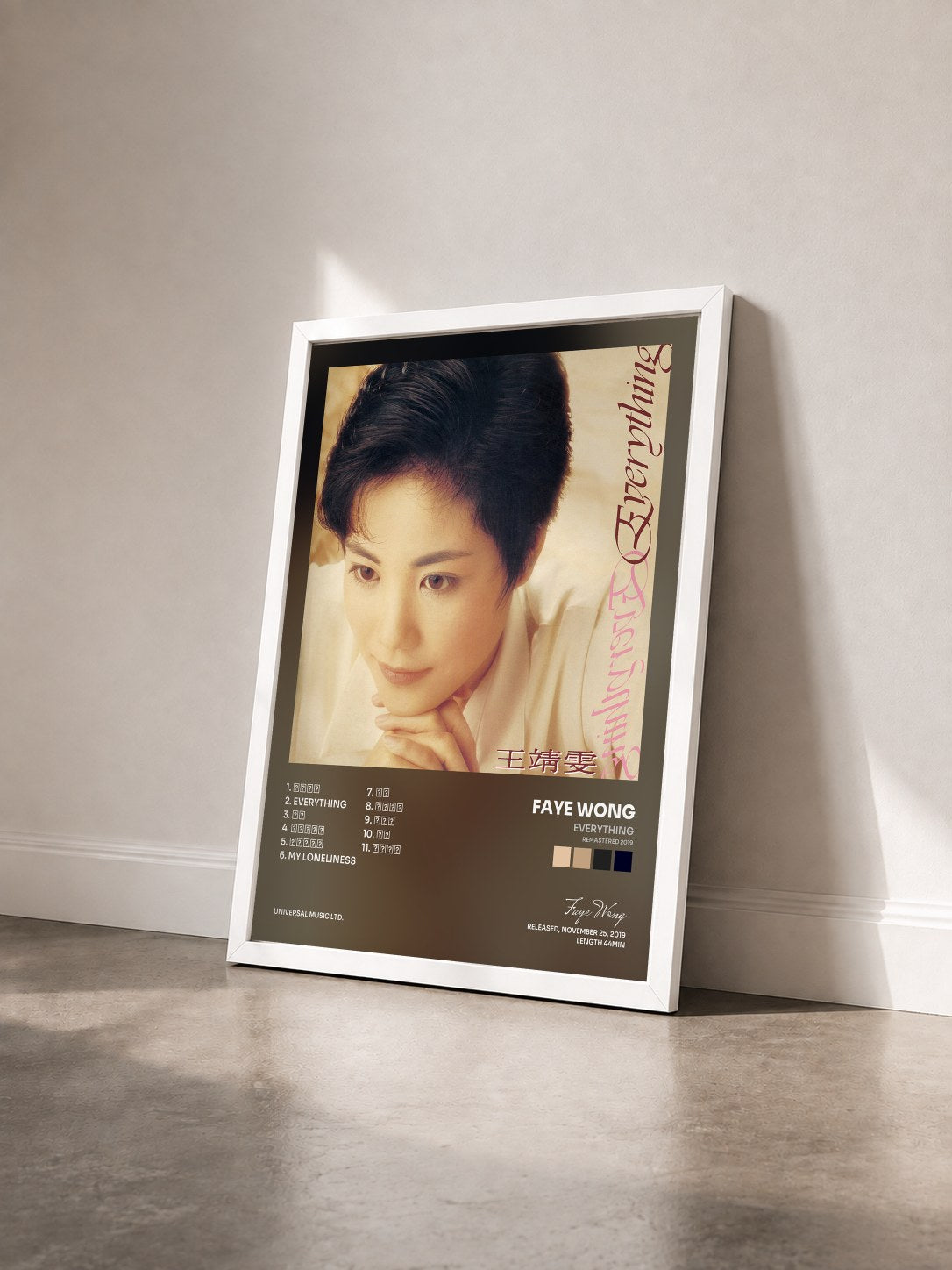 #blanc Tableau de l'album Everything (Remastered 2019) de Faye Wong vu de trois quarts, cadre blanc