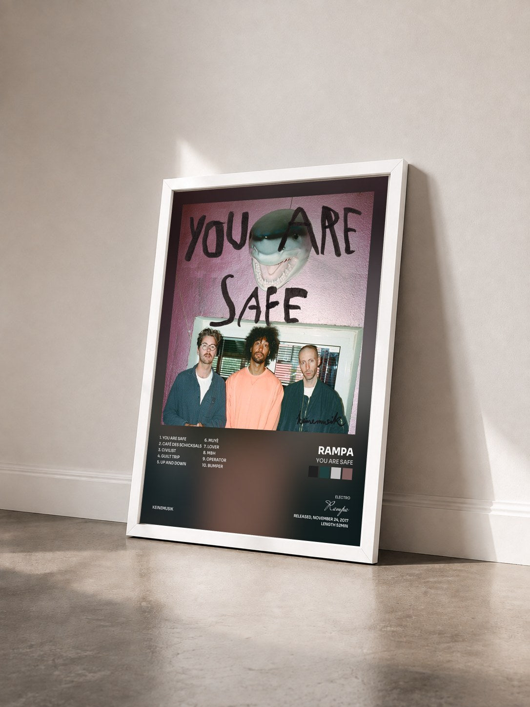 #blanc Tableau de l'album You Are Safe de Rampa vu de trois quarts, cadre blanc
