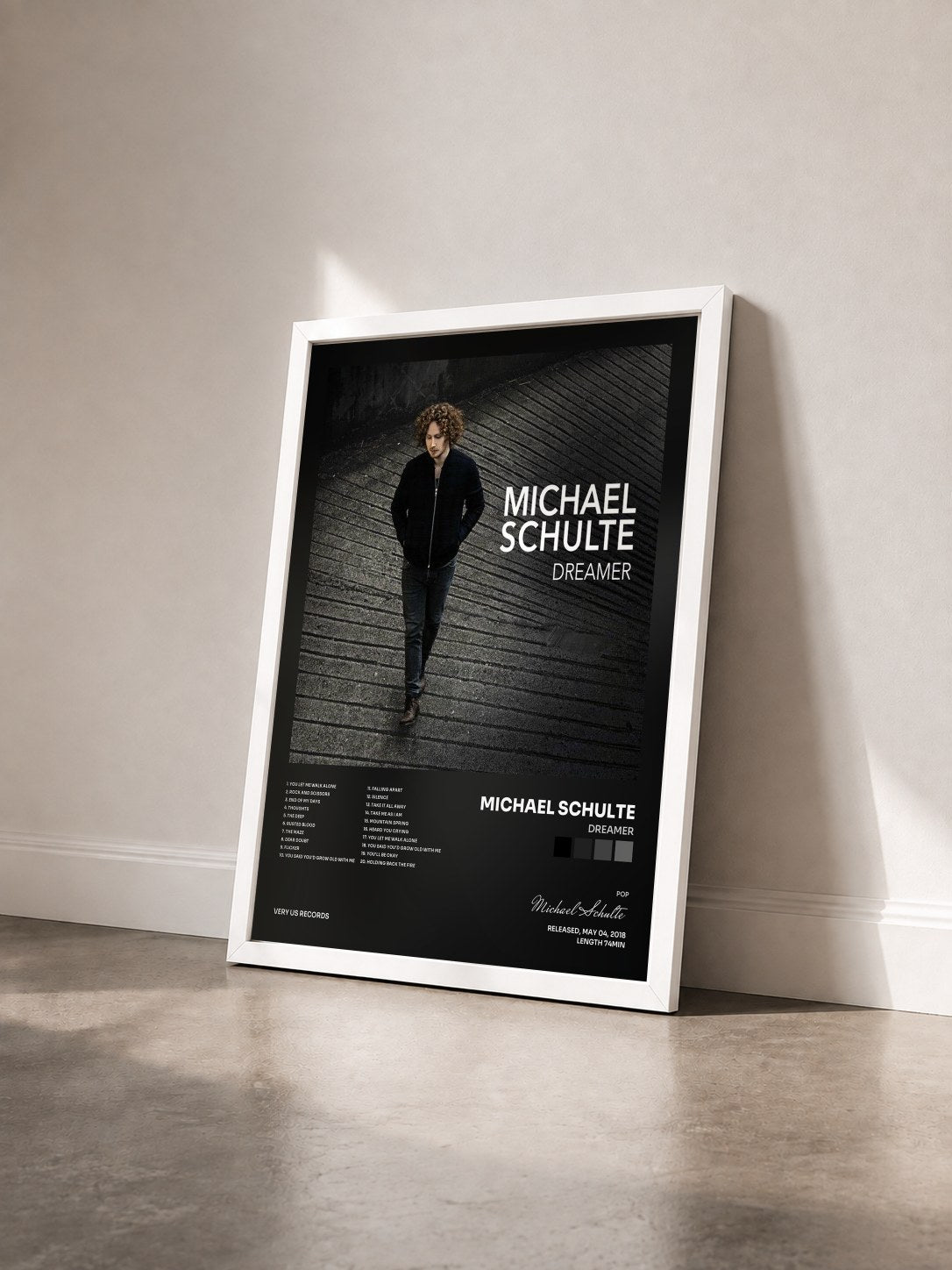 #blanc Tableau de l'album Dreamer de Michael Schulte vu de trois quarts, cadre blanc