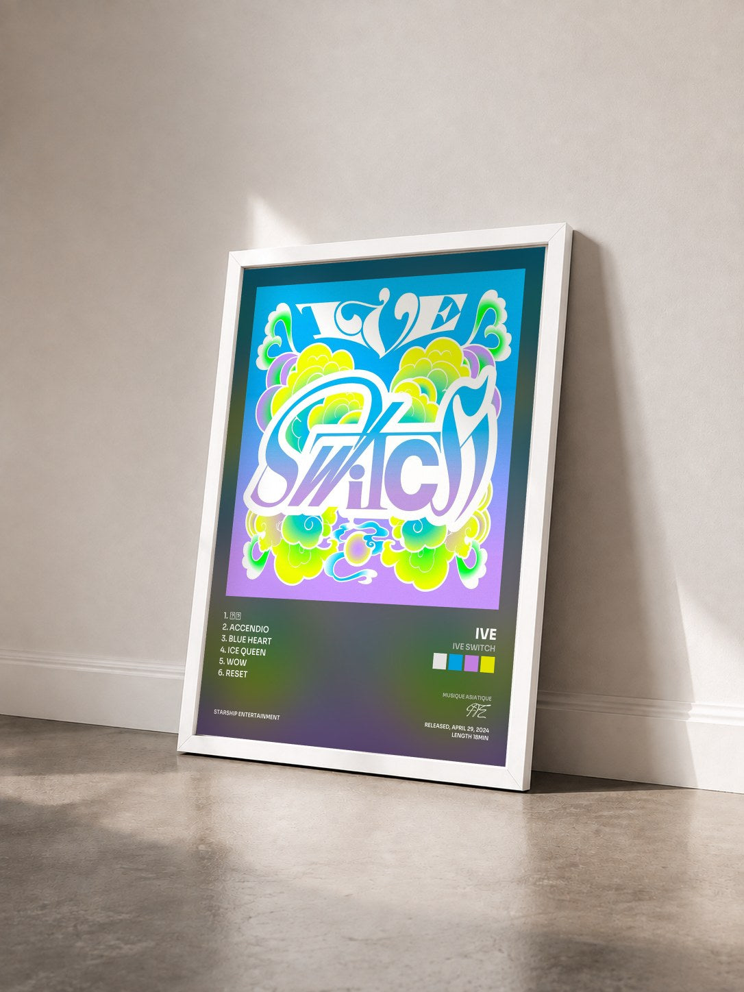 #blanc Tableau de l'album IVE SWITCH de IVE vu de trois quarts, cadre blanc