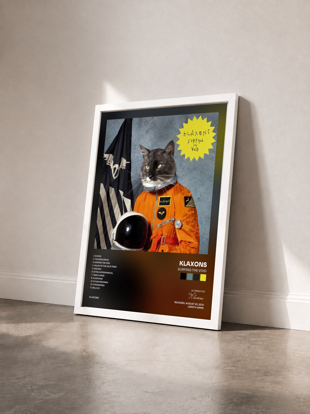 #blanc Tableau de l'album Surfing The Void de Klaxons vu de trois quarts, cadre blanc