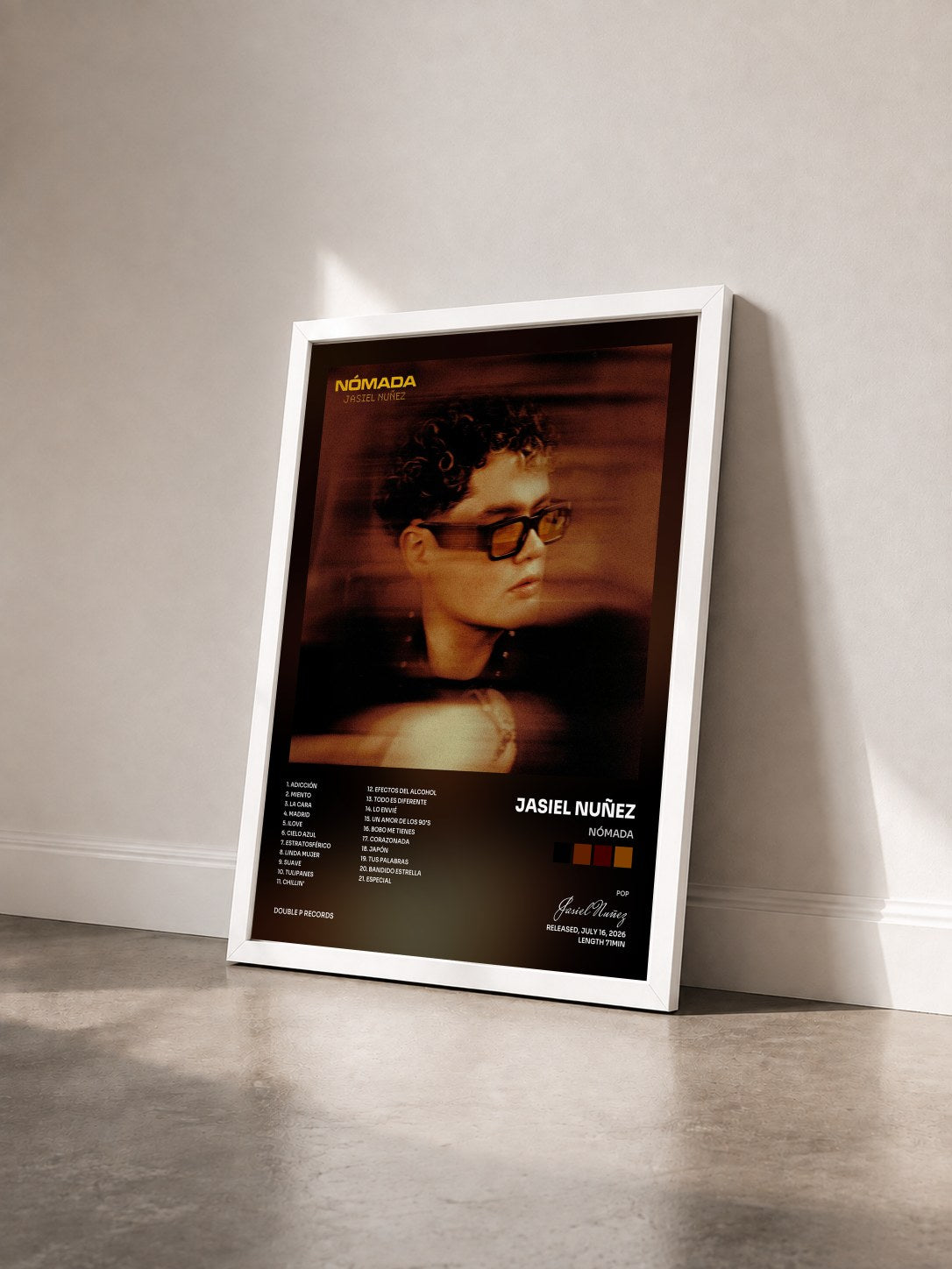 #blanc Tableau de l'album NÓMADA de Jasiel Nuñez vu de trois quarts, cadre blanc