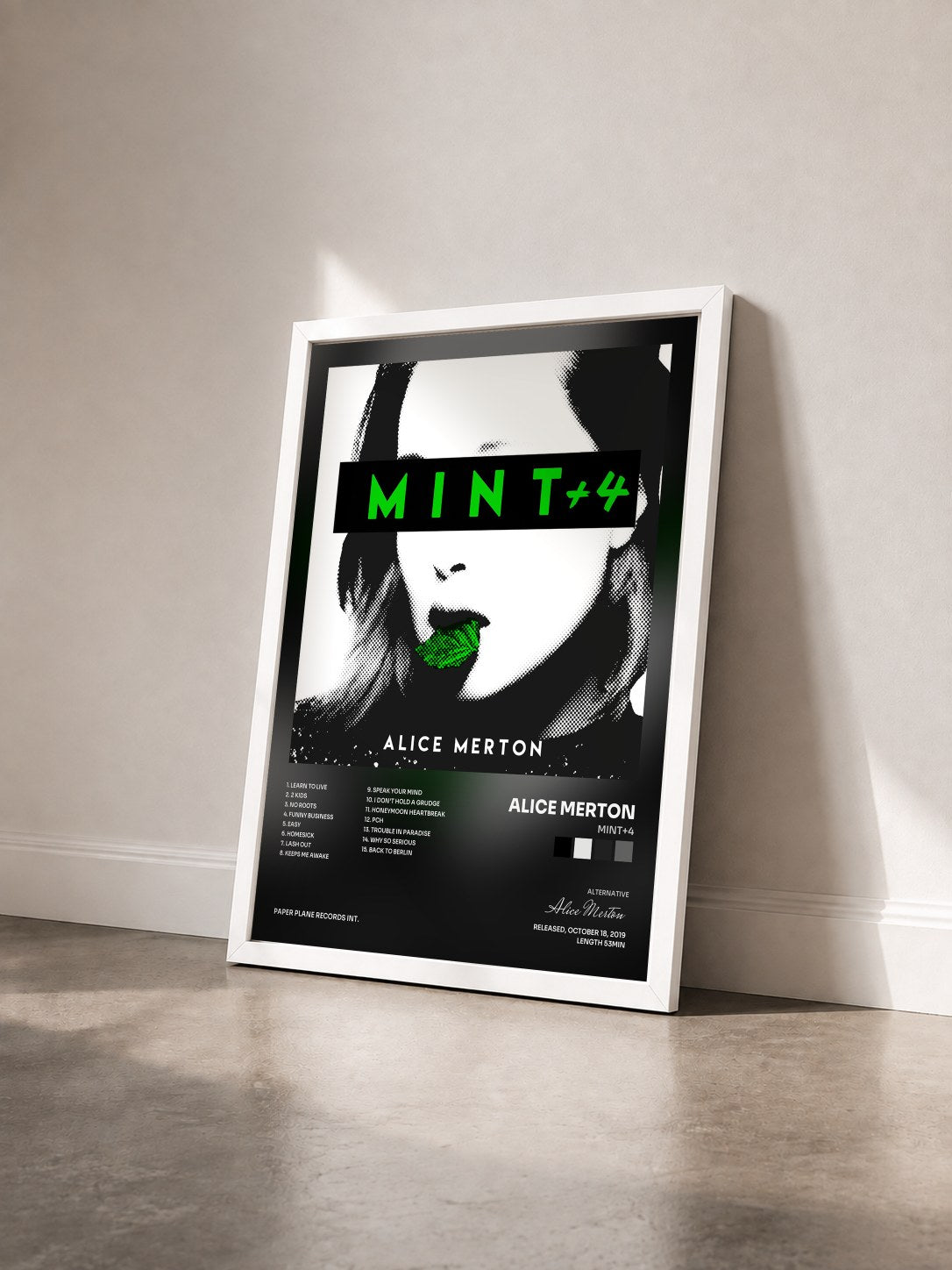 #blanc Tableau de l'album MINT+4 de Alice Merton vu de trois quarts, cadre blanc