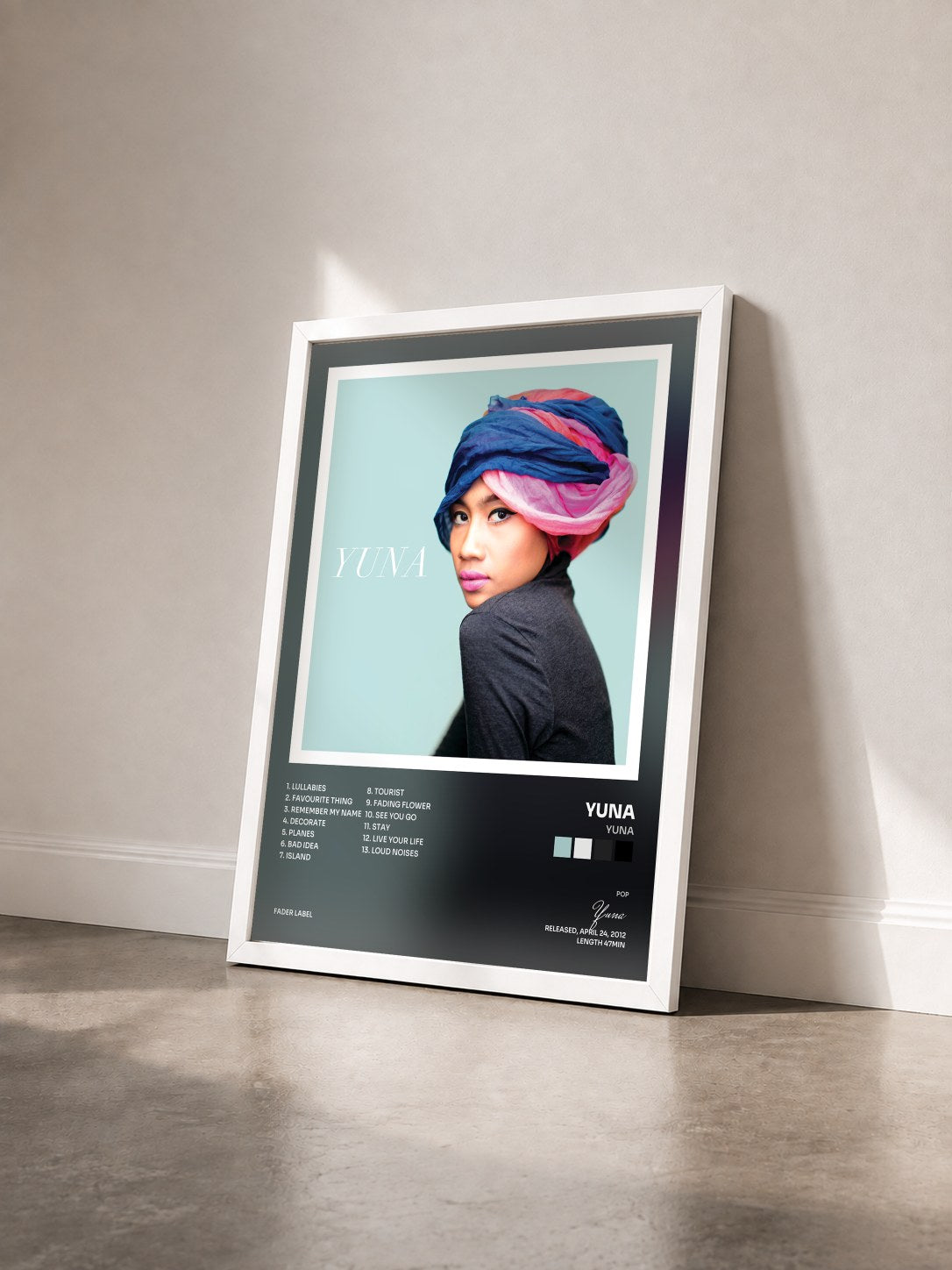 #blanc Tableau de l'album Yuna de Yuna vu de trois quarts, cadre blanc