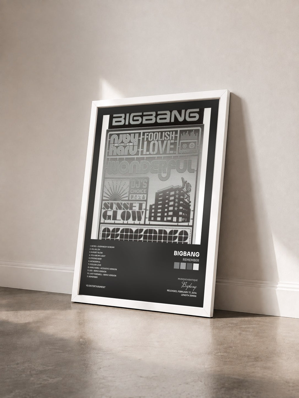 #blanc Tableau de l'album Remember de Bigbang vu de trois quarts, cadre blanc