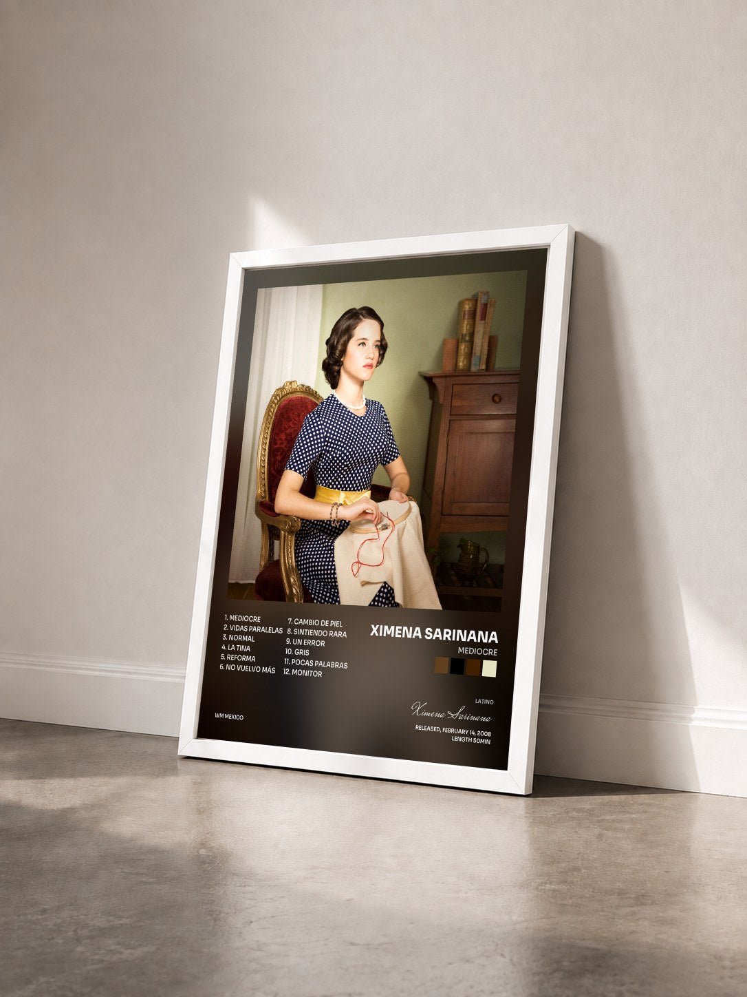 #blanc Tableau de l'album Mediocre de Ximena Sarinana vu de trois quarts, cadre blanc