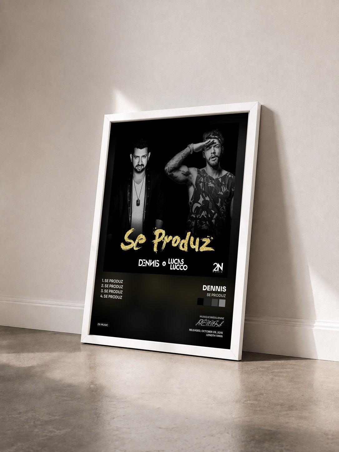 #blanc Tableau de l'album Se Produz de DENNIS vu de trois quarts, cadre blanc