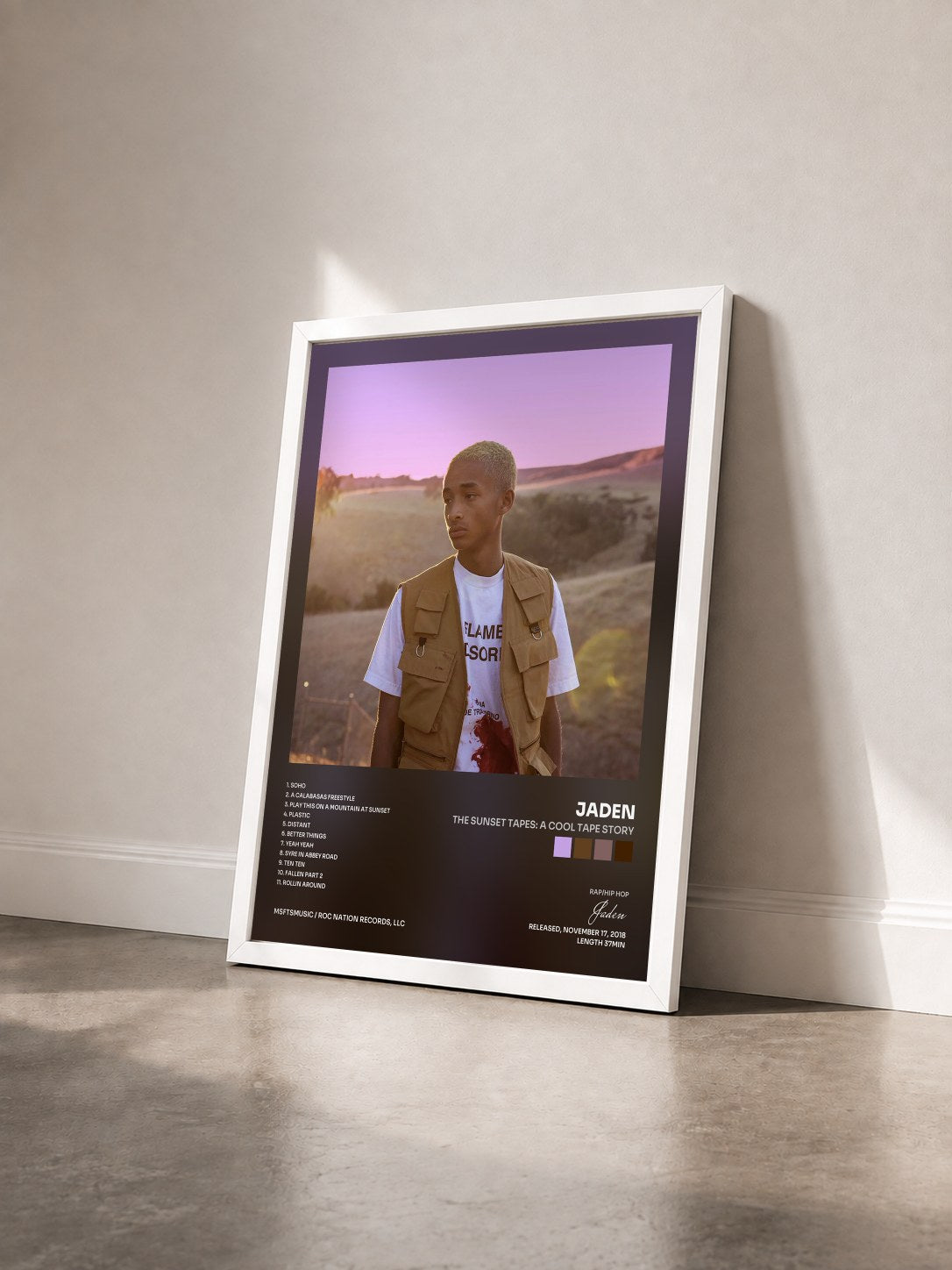 #blanc Tableau de l'album The Sunset Tapes: A Cool Tape Story de Jaden vu de trois quarts, cadre blanc