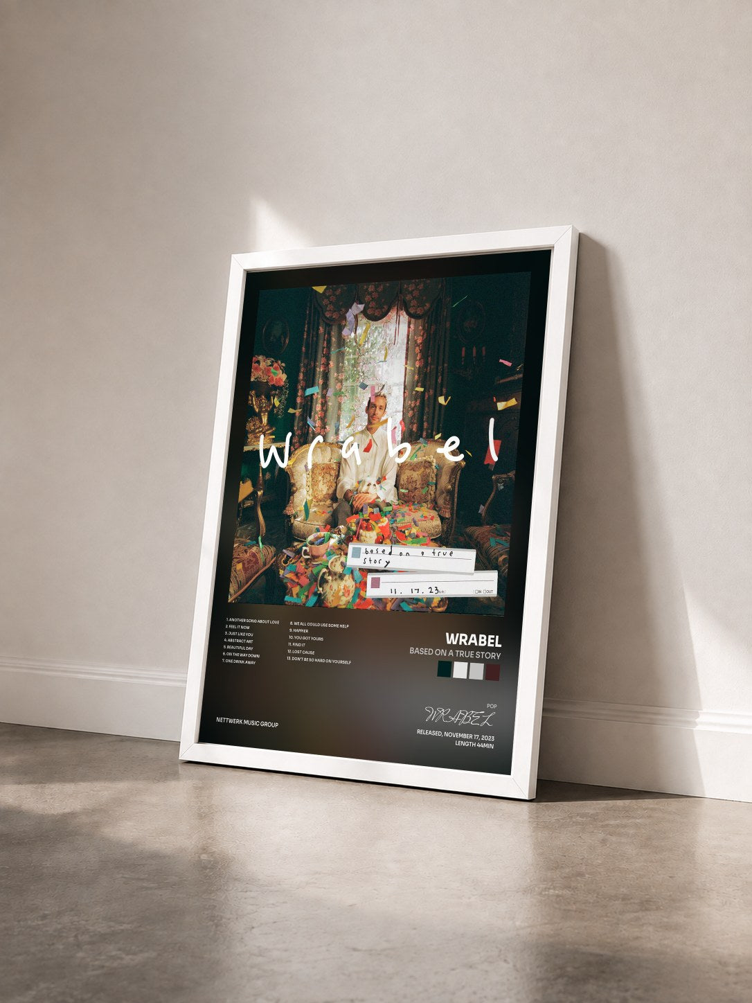 #blanc Tableau de l'album based on a true story de WRABEL vu de trois quarts, cadre blanc