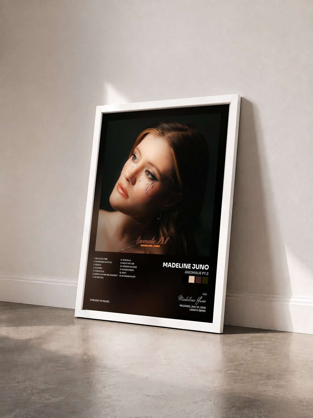 #blanc Tableau de l'album Anomalie Pt.2 de Madeline Juno vu de trois quarts, cadre blanc
