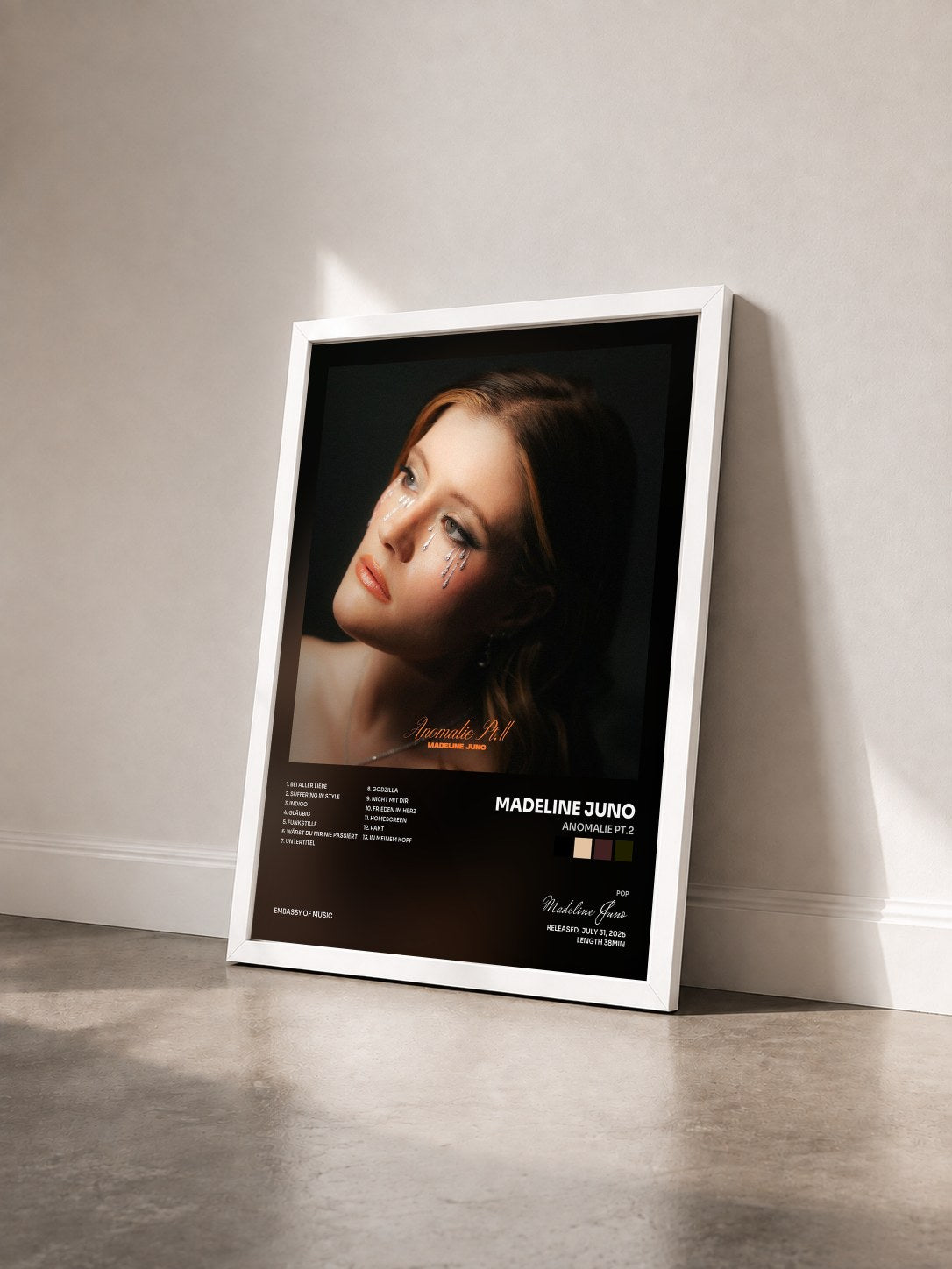 #blanc Tableau de l'album Anomalie Pt.2 de Madeline Juno vu de trois quarts, cadre blanc