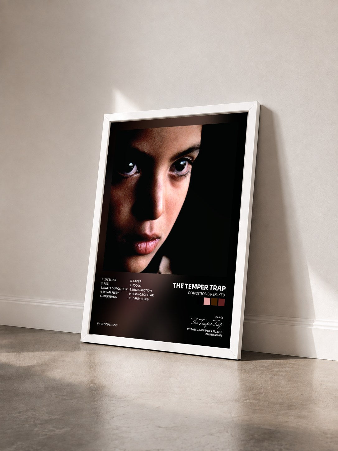 #blanc Tableau de l'album Conditions Remixed de The Temper Trap vu de trois quarts, cadre blanc