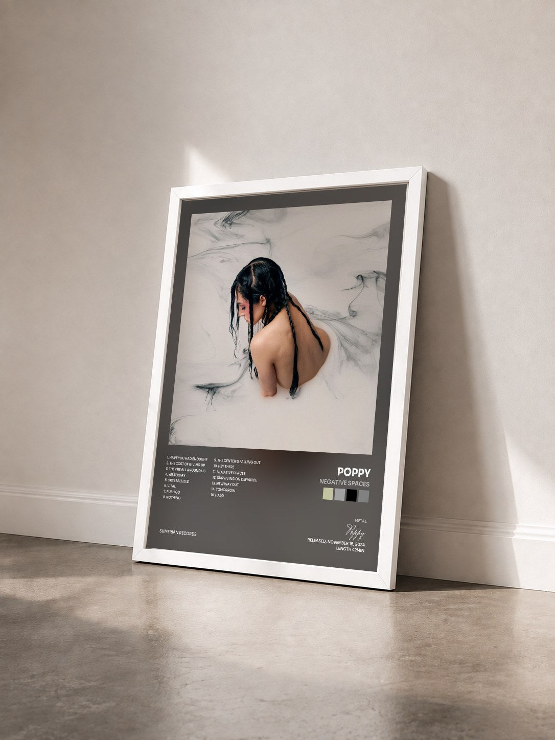 #blanc Tableau de l'album Negative Spaces de Poppy vu de trois quarts, cadre blanc