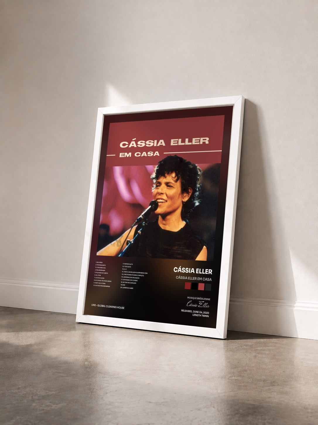 #blanc Tableau de l'album Cássia Eller Em Casa de Cássia Eller vu de trois quarts, cadre blanc