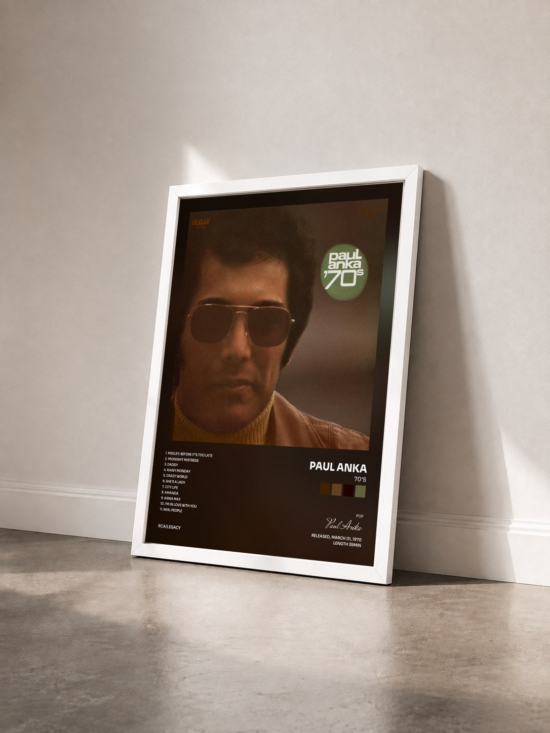 #blanc Tableau de l'album 70's de Paul Anka vu de trois quarts, cadre blanc